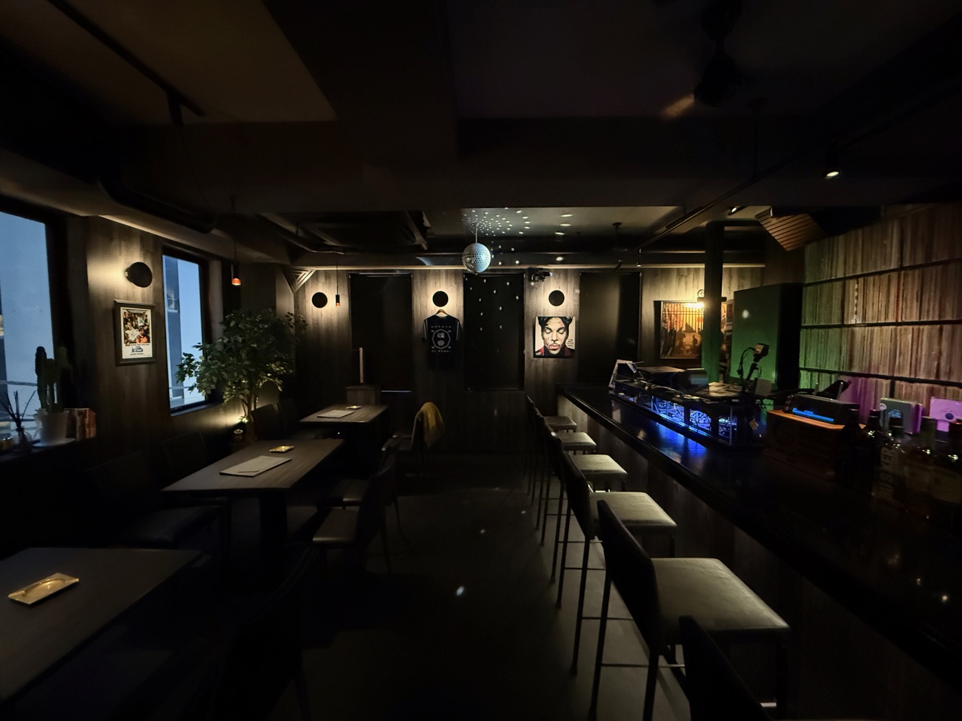 テーブル席とカウンターが並ぶ店内。奥にミラーボール